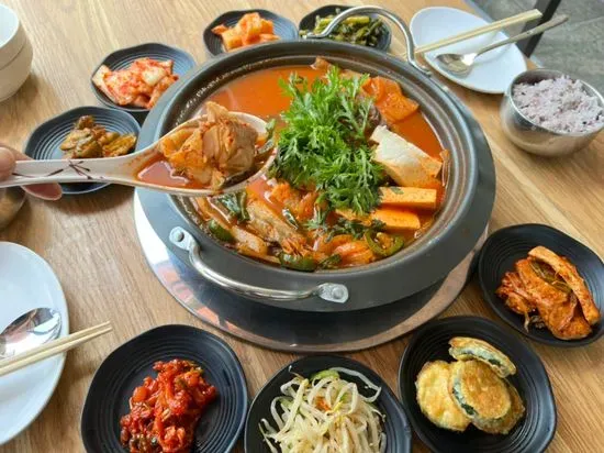 ShinJung-Korean full table dish