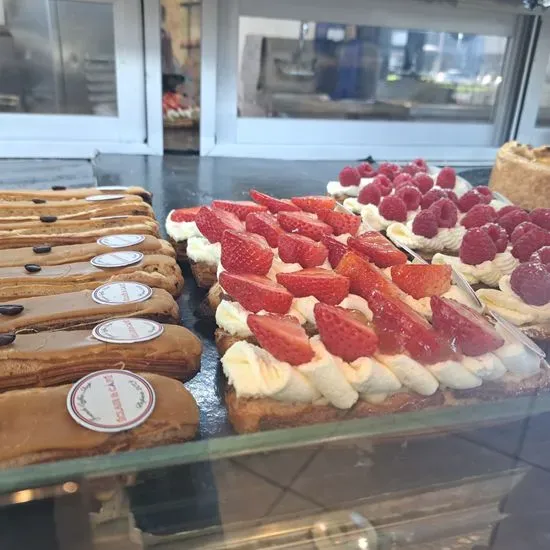 Eclair and Cafe