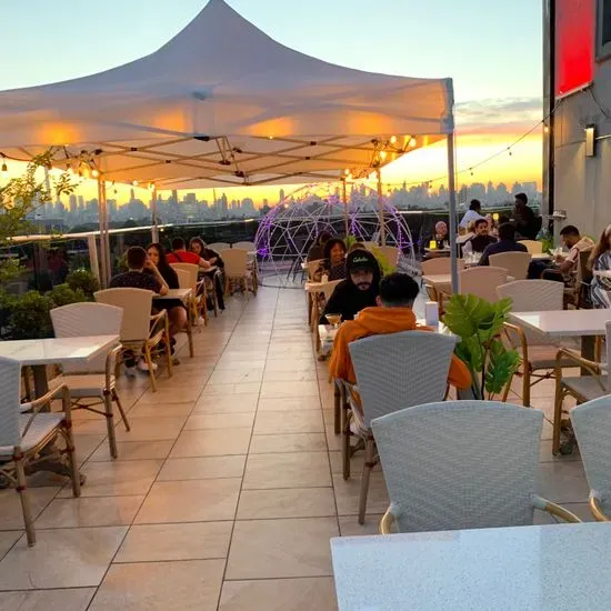 Luna Asian Bistro and Japanese Rooftop Restaurant 日本料理