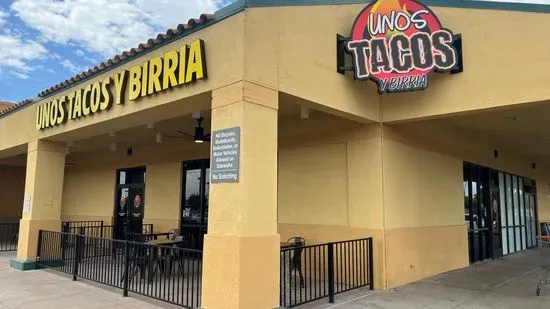 UNOS TACOS Y BIRRIA