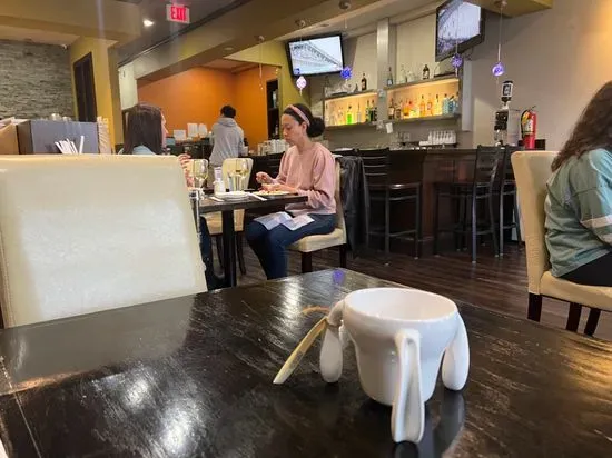 Makisu Sushi Lounge & Grill