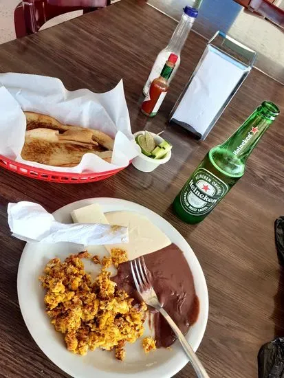 Sauceño Pupuseria y Taqueria