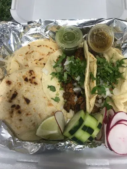 Lobos Tacos Y Pupusas