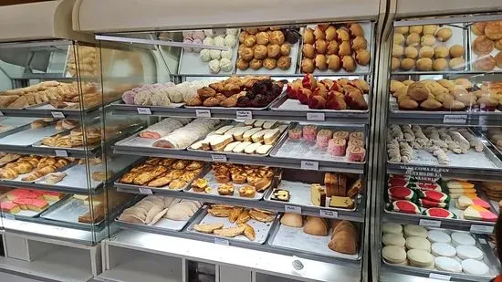 Pasteleria Y Panaderia La Ideal 2