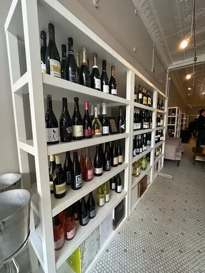 Clō Wine Gallery & Lounge