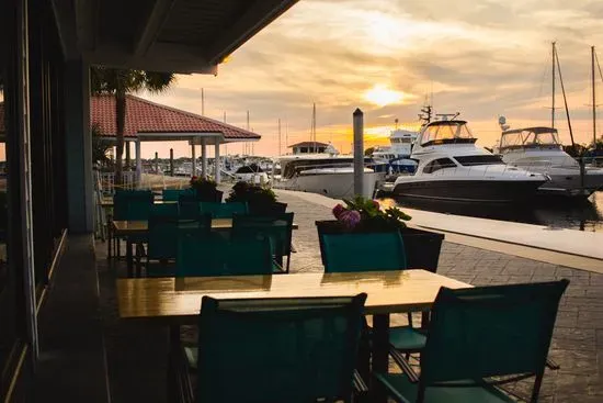 Mavi Waterfront Bar & Grill