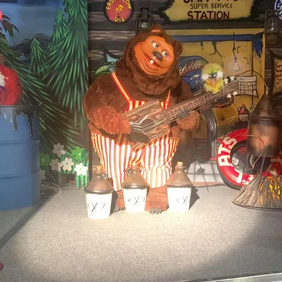 опасно Showbiz Pizza Place