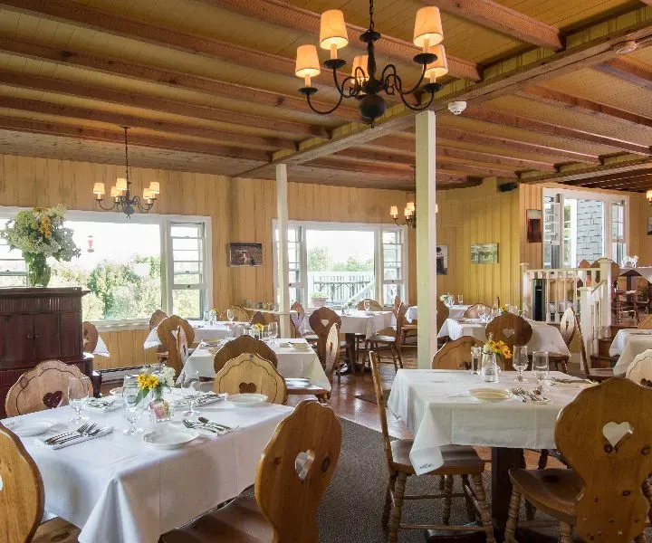 Max's Restaurant & Pub at Snowvillage Inn Eaton Center, NH Checkle