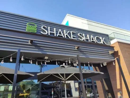 Shake Shack Encino Courtyard