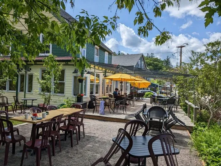 Cafe EARLE • maison EARLE house • Restaurant Wakefield, QC Checkle