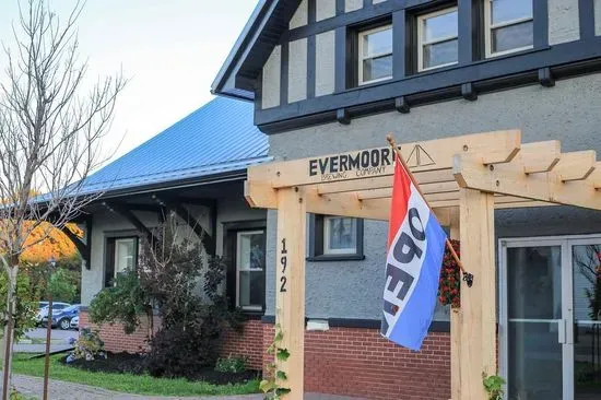 Evermoore: Island Dining & Brewing