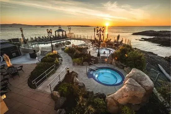 Oak Bay Beach Hotel