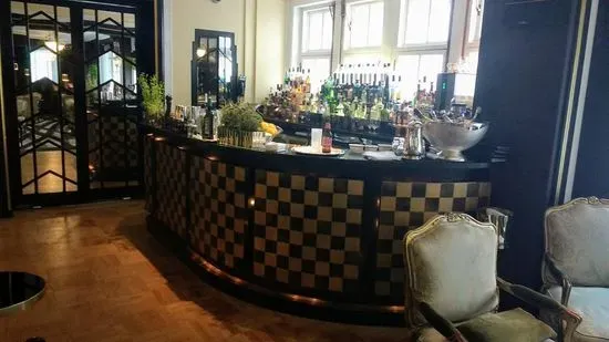 The Bar at Simpson's in the Strand