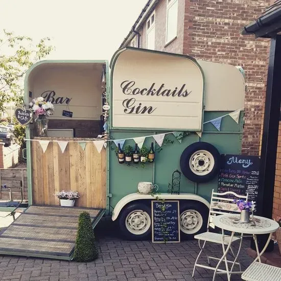 Bubbles and Chic Horsebox Bar