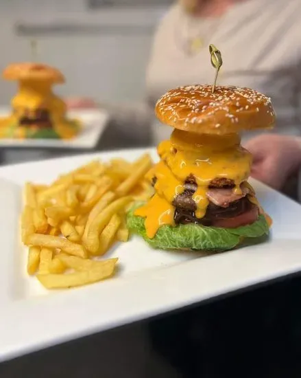 LouBee's Burgers & Bar