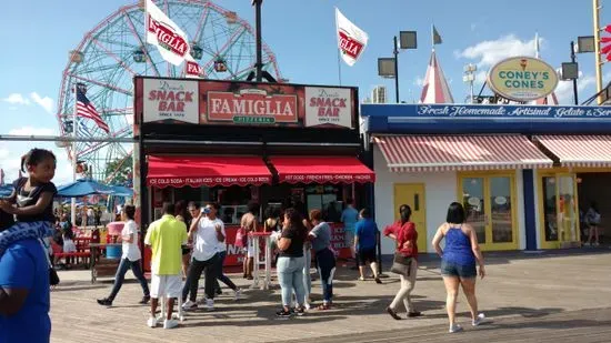 Famiglia Pizzeria at Deno's Wonder Wheel Amusement Park