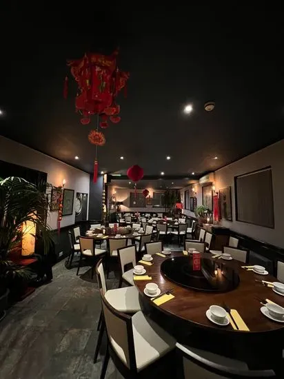 New Dancing Dragon Bar & Restaurant 文記大飯店