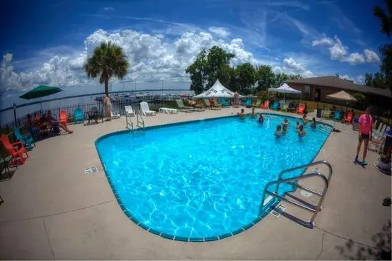 Crystal Cove Riverfront Resort & Suites Palatka