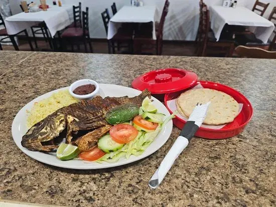 Tacos y pupusas juanitas