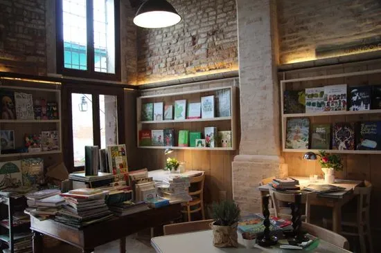 sullaluna libreria & bistrot