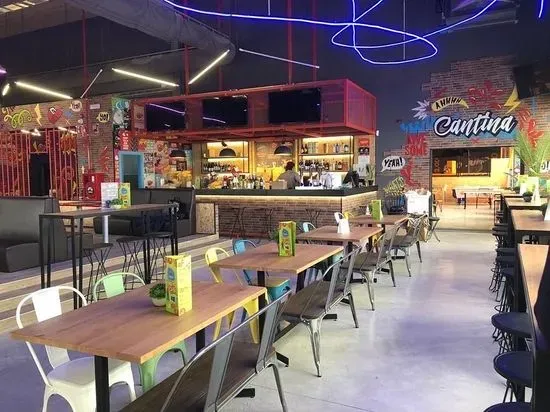 Freestyle Cantina: Sports Bar con Bolera