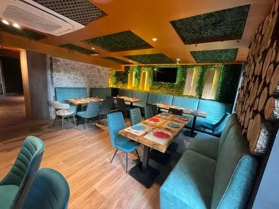 Mosty Restaurant & Lounge