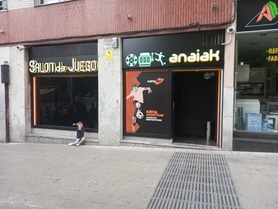 Salón De Juego Cafeteria Anaiak