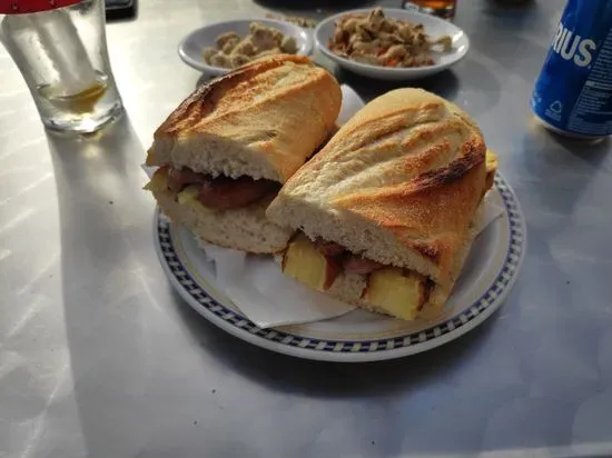 Cafetería Bocatería El Racó de Blai.