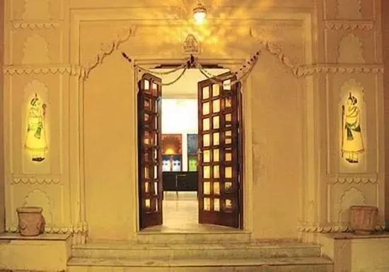 Jaiwana Haveli - Lake Facing Hotel