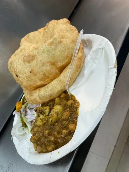 Delhi ke mashoor chole bhattore