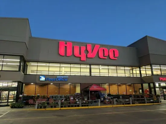 Hy-Vee Grocery Store